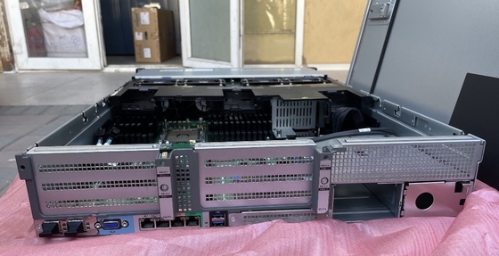 2288HV6 server 8 x 2.5 inch disk is standard   The 2288H v 6 server has a 12 X 3.5-inch disk standard configuration IV